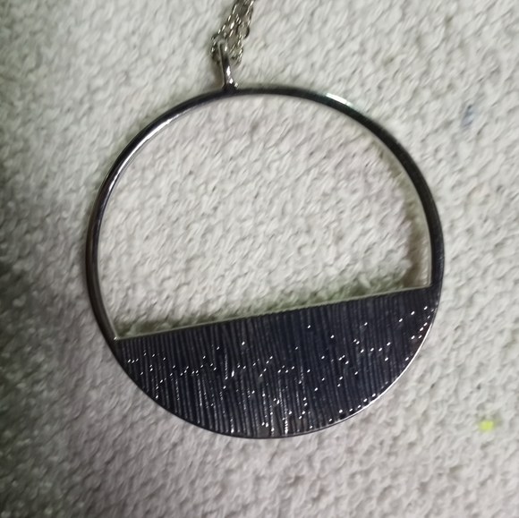 Gorgeous silvertone red round crystal pendant necklace - Picture 4 of 5